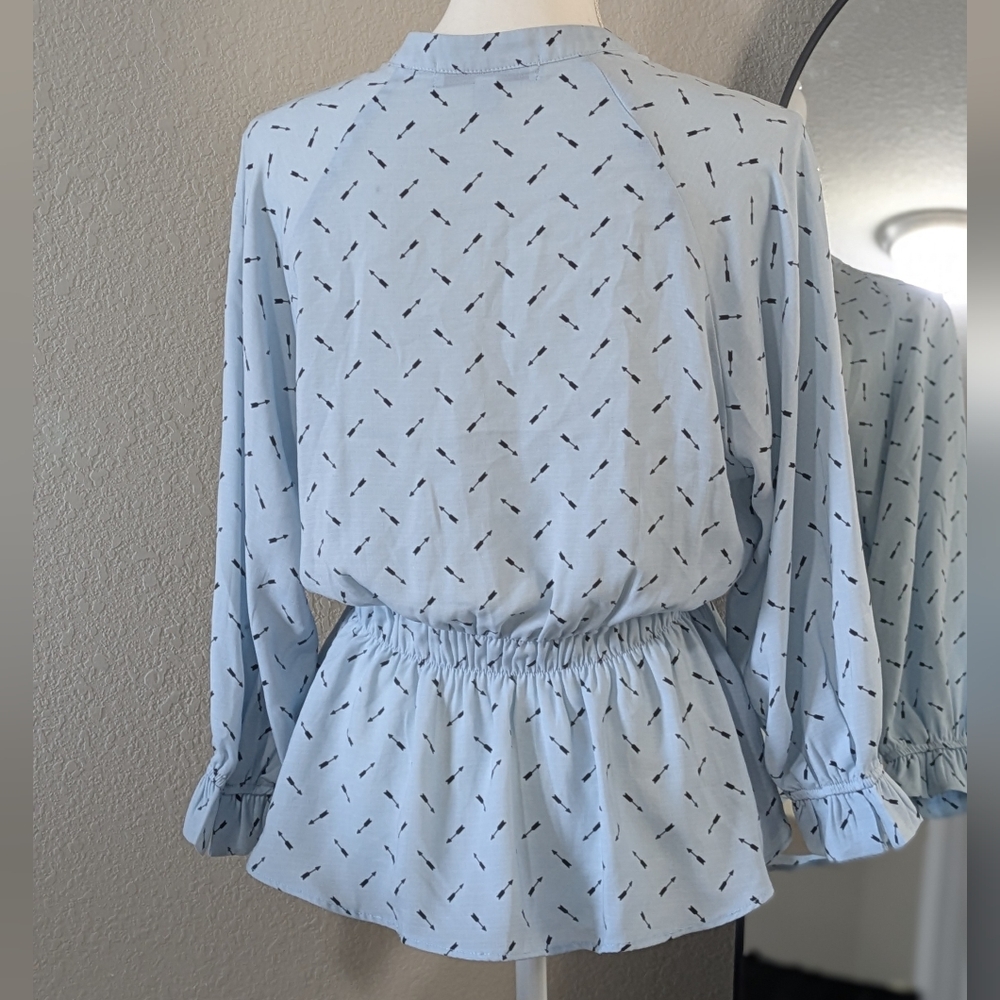Light Blue Arrow Patterned Top - Picture 4 of 4